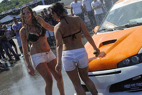 Miss Autodromo - Sexy Car Show con Francesca e Naomi al Donne e Motori Show 2011